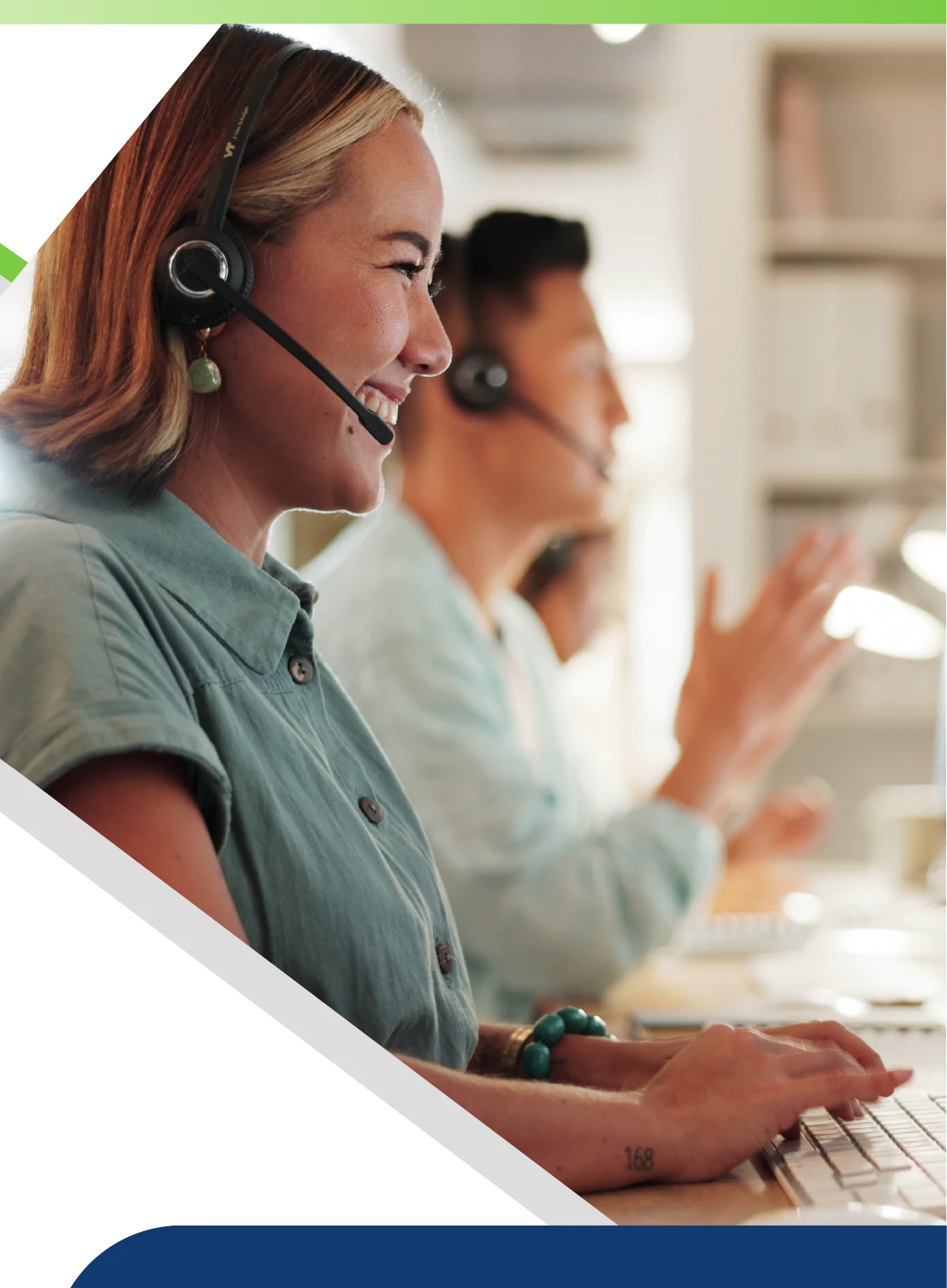 Mitarbeiterin mit Headset bei moderner Unternehmenskommunikation